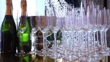 酒店或餐厅大堂的自助餐桌上有眼镜，自助餐上有漂亮的香槟眼镜